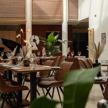 Hotel Van Eyck มาเซค ภายนอก รูปภาพ