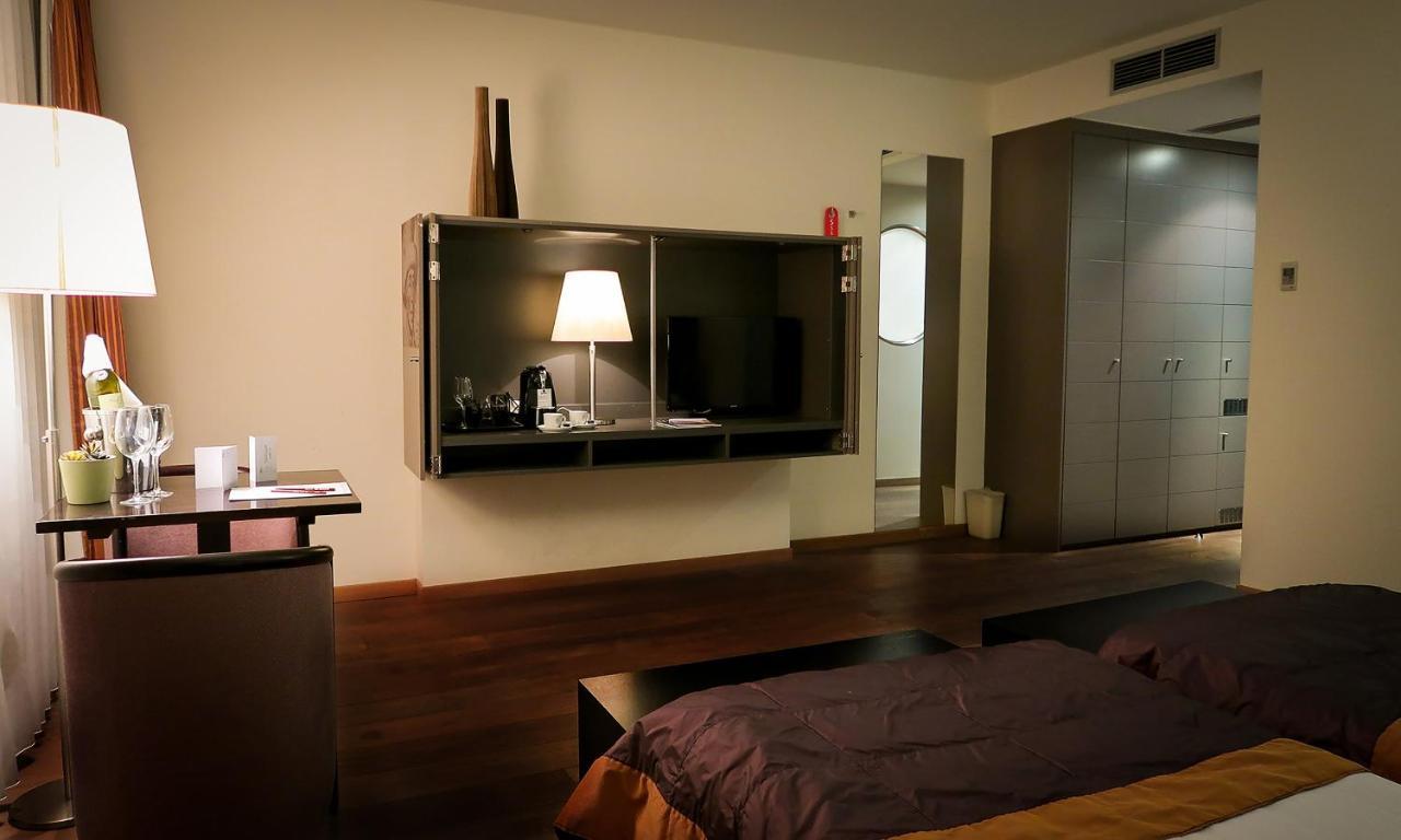 Hotel Van Eyck มาเซค ภายนอก รูปภาพ