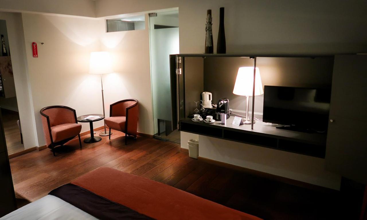 Hotel Van Eyck มาเซค ภายนอก รูปภาพ