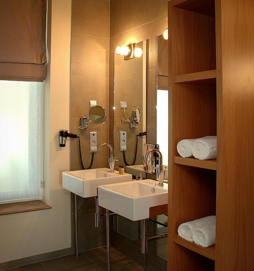 Hotel Van Eyck มาเซค ภายนอก รูปภาพ