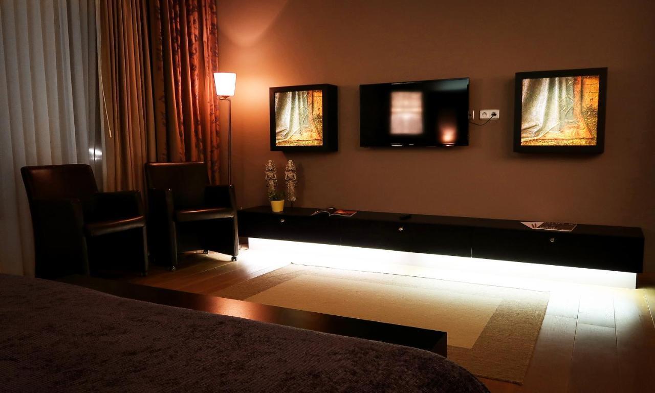 Hotel Van Eyck มาเซค ภายนอก รูปภาพ
