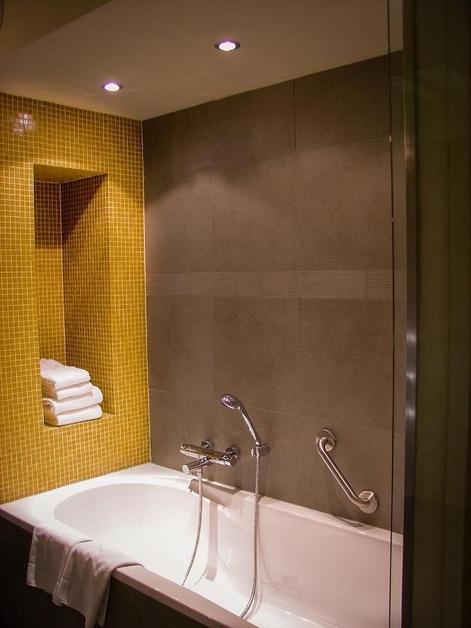 Hotel Van Eyck มาเซค ภายนอก รูปภาพ