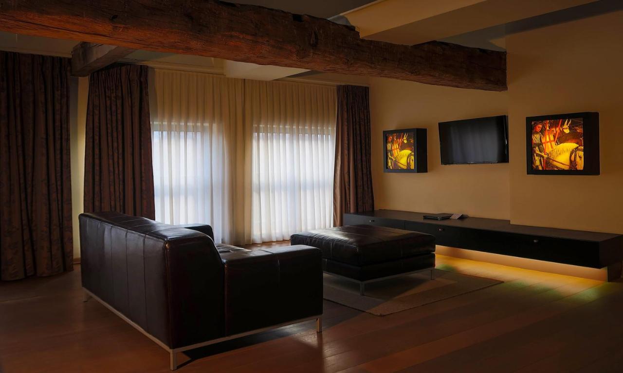 Hotel Van Eyck มาเซค ภายนอก รูปภาพ