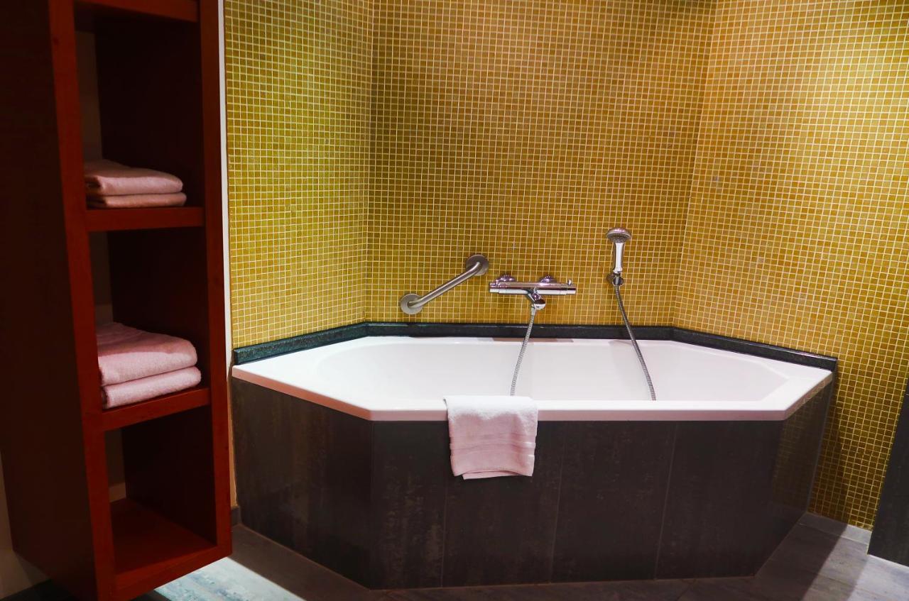 Hotel Van Eyck มาเซค ภายนอก รูปภาพ