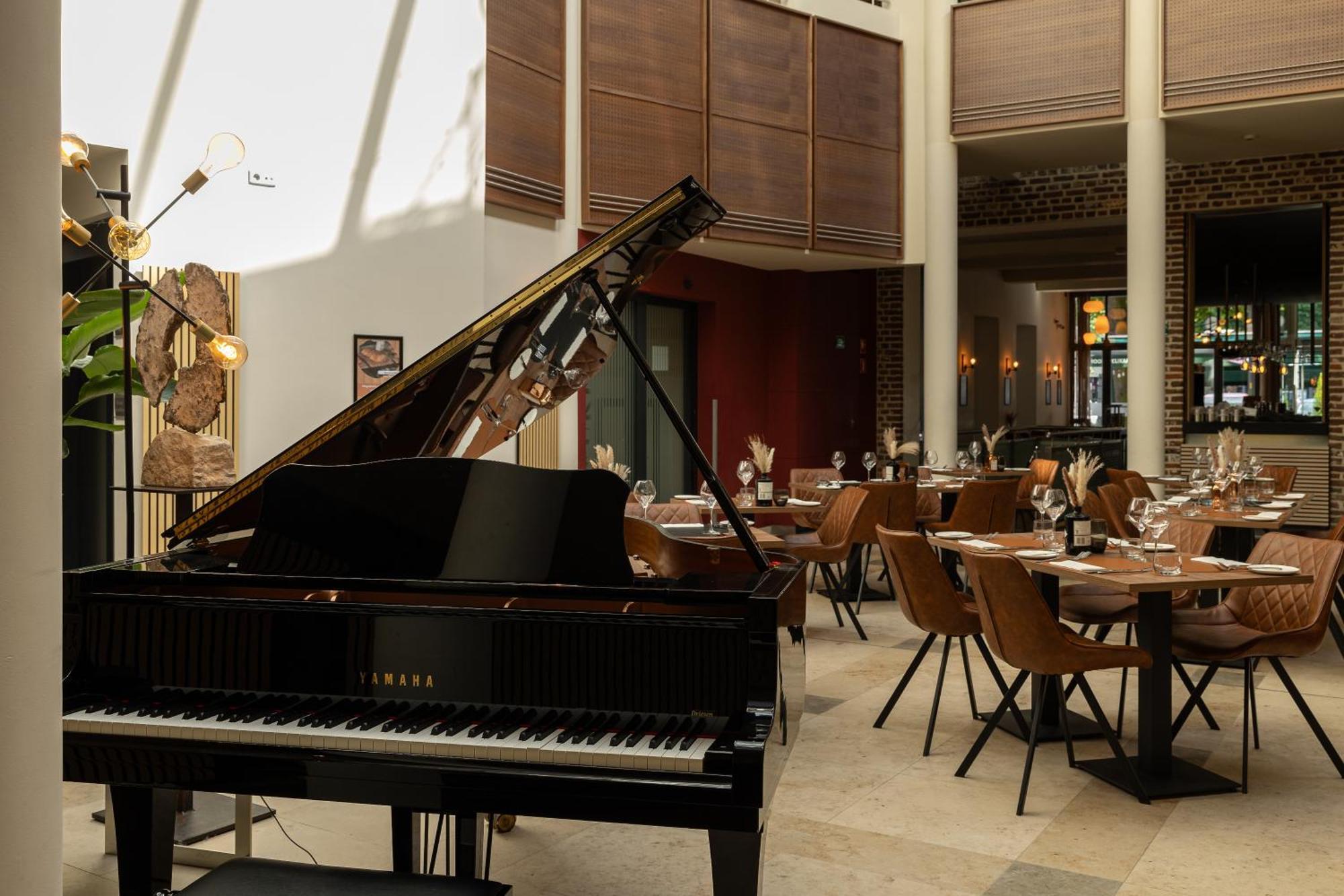 Hotel Van Eyck มาเซค ภายนอก รูปภาพ