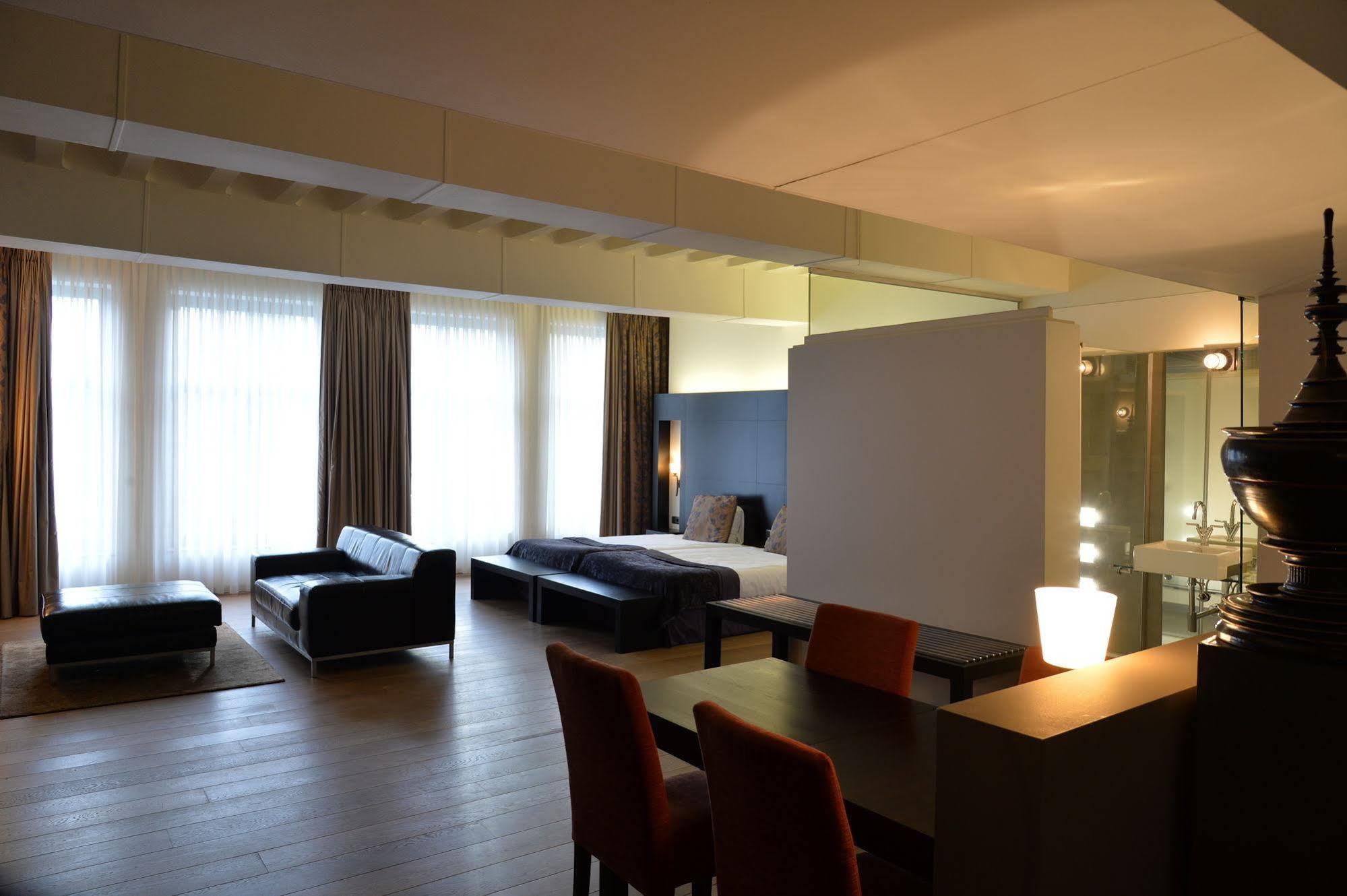 Hotel Van Eyck มาเซค ภายนอก รูปภาพ